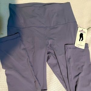 NWT Women’s YogaLicious Stonewash Blue Super High Capri length leggings size Lg